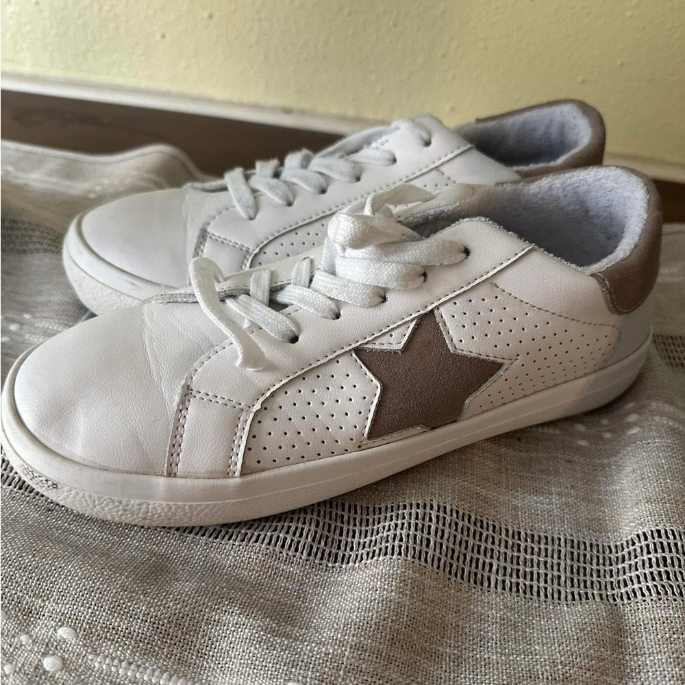 Steve Madden White and Tan Women’s Shoes with Star Design - Picture 1 of 1